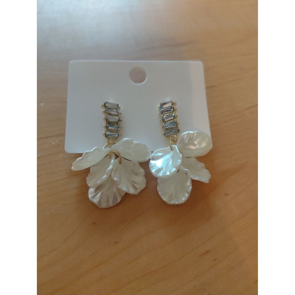 2024 Classic Glossy Earrings Women Simple Korean White Shell Flower